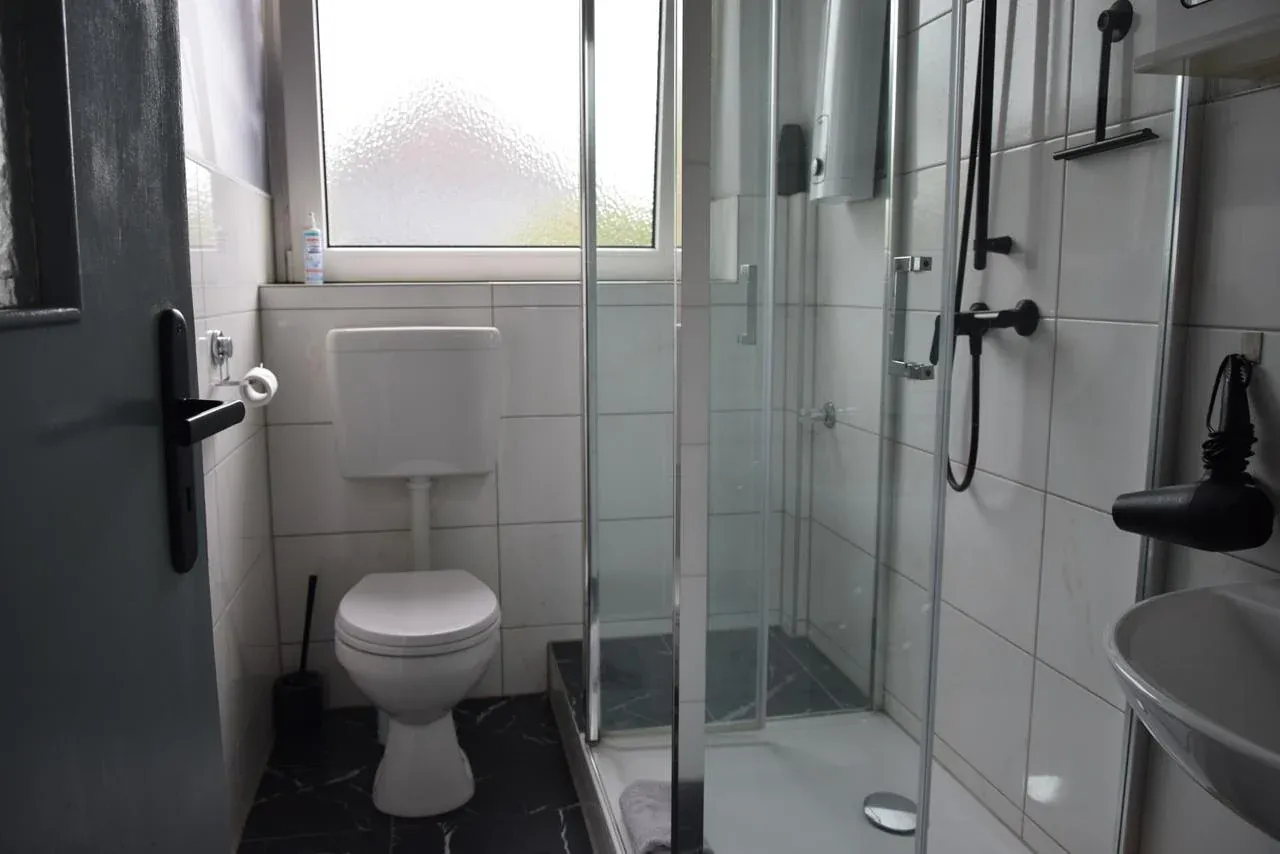 Badezimmer mit Dusche, WC und Waschbecken