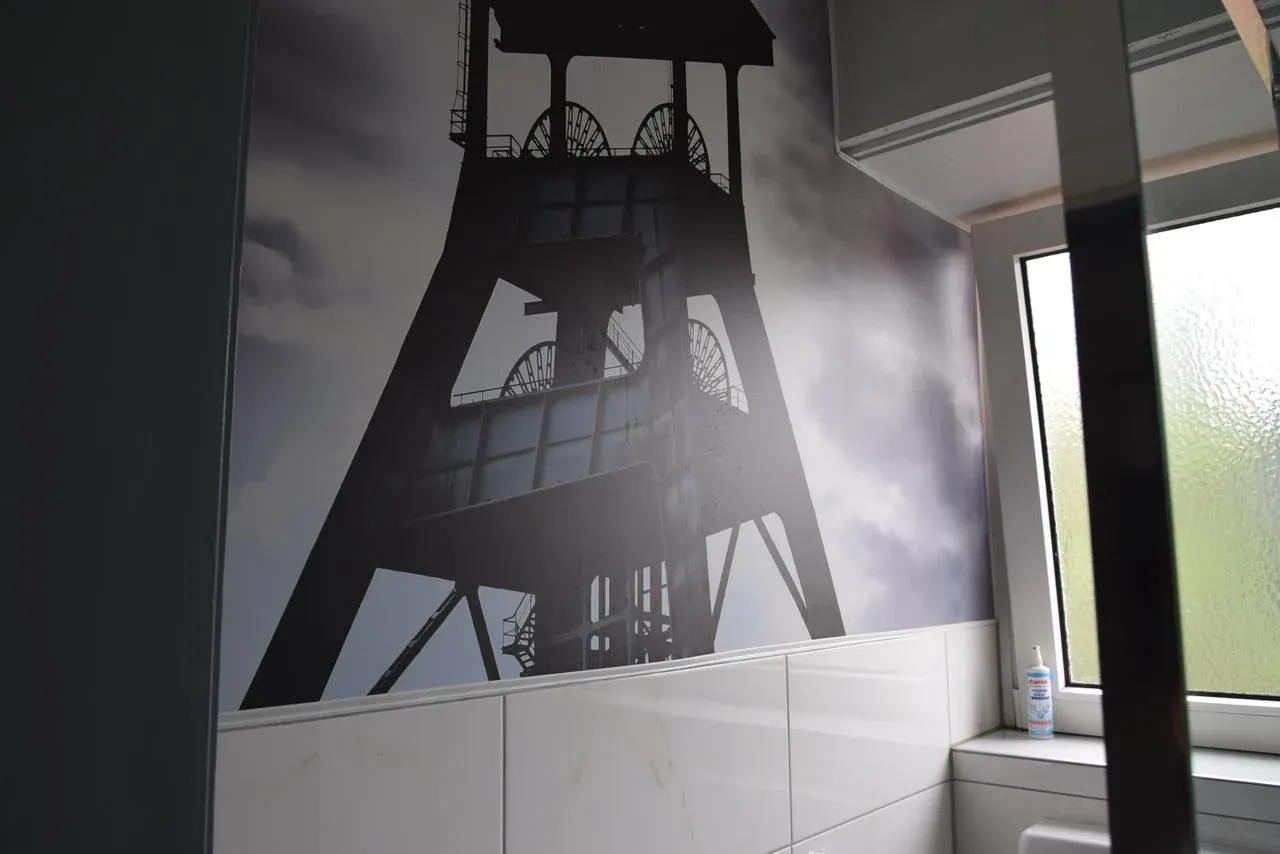 Ebenerdige Dusche im Badezimmer der Suite