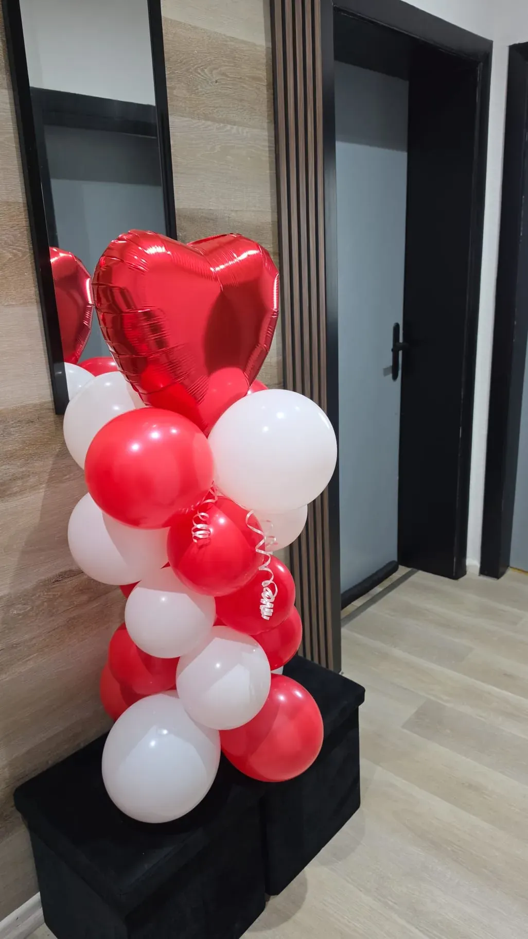 Ballonsäule in Rot und Weiß mit Herzballon im Eingangsbereich