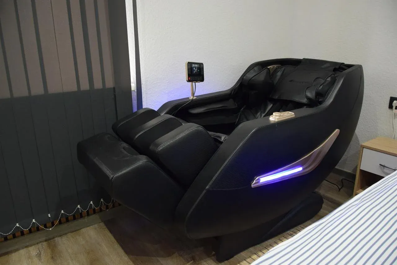 Hochwertiger schwarzer Massagesessel in der Wellness Suite Gelsenkirchen