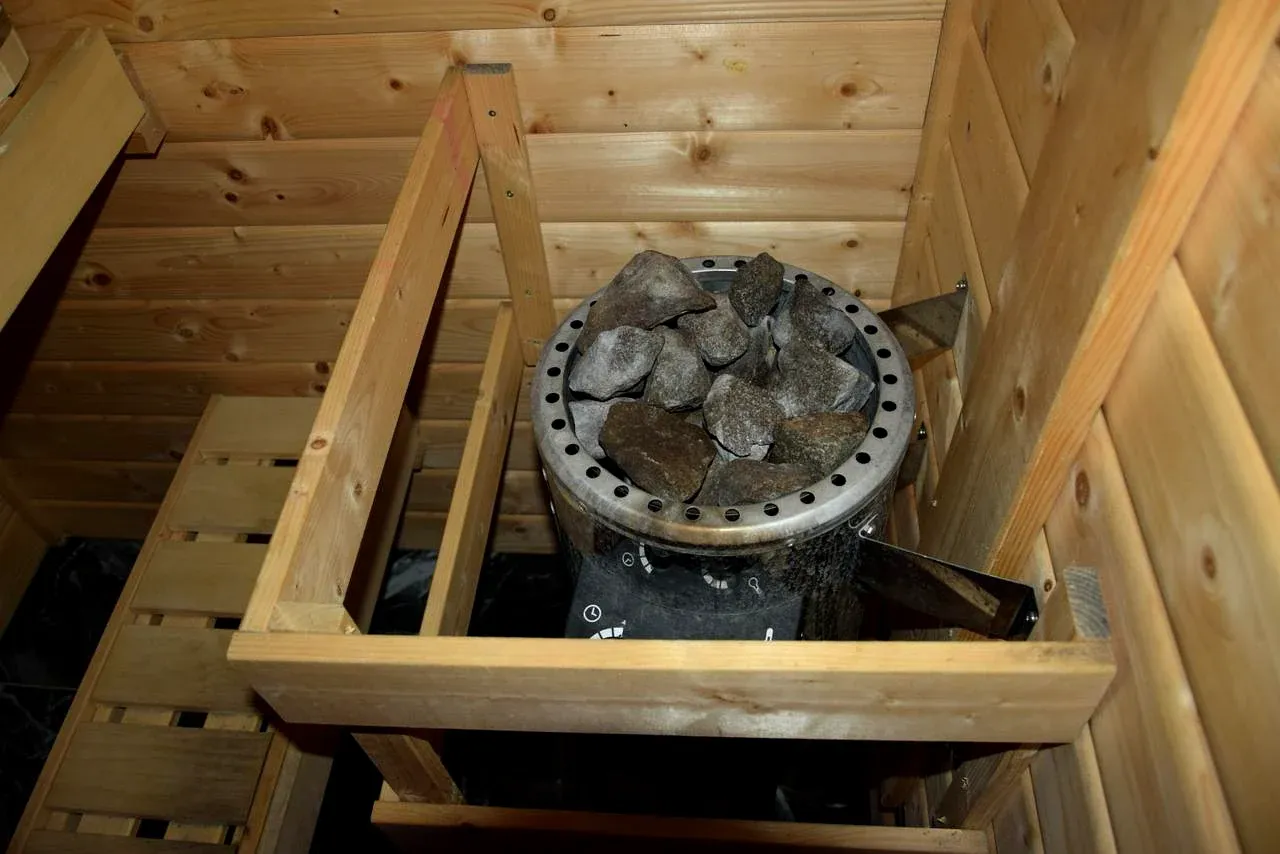 Saunaofen mit Saunasteinen in der privaten Sauna