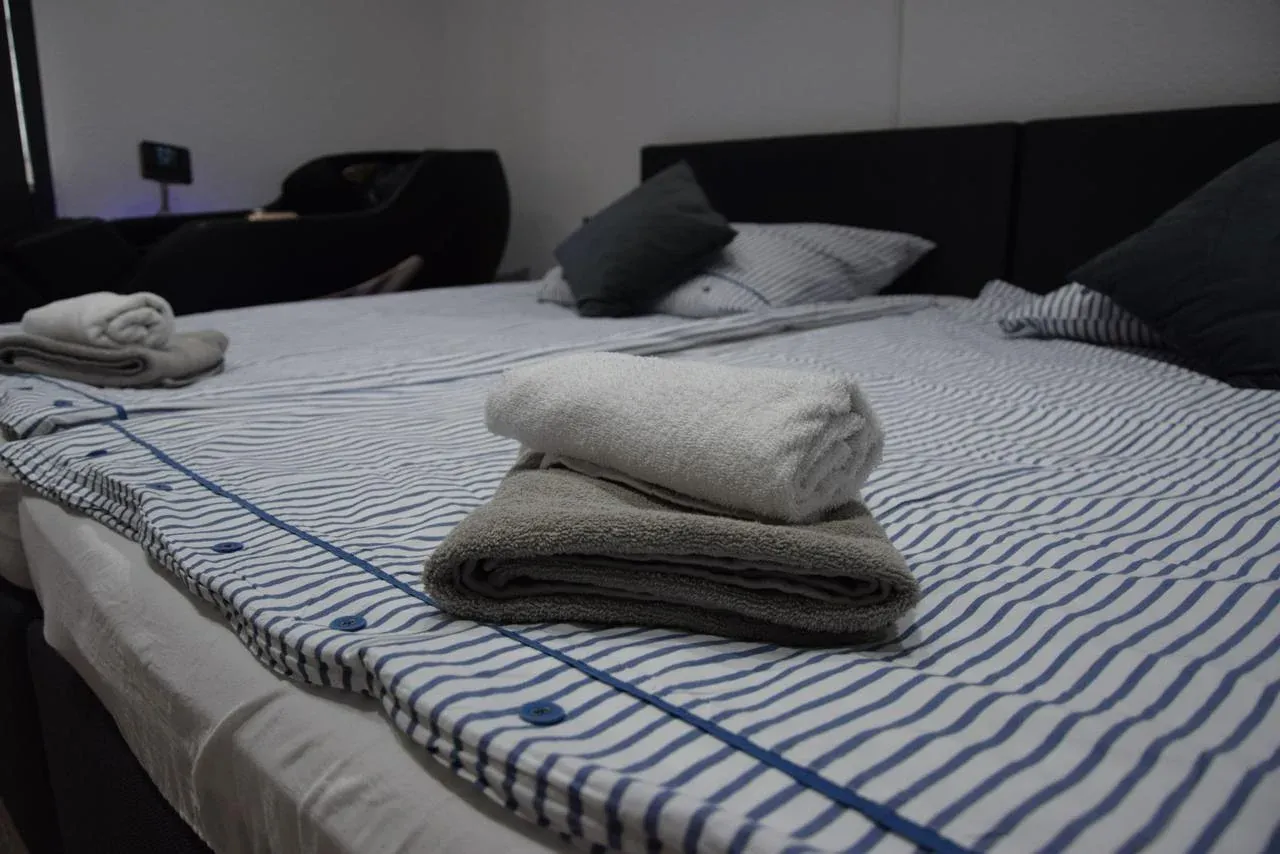 Doppelbett mit frischen Handtüchern im Schlafbereich